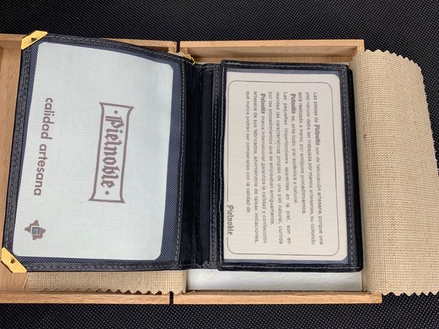 Billetera PIELNOBLE Completa en su Caja de Madera