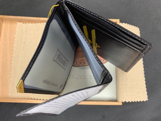 Billetera PIELNOBLE Completa en su Caja de Madera