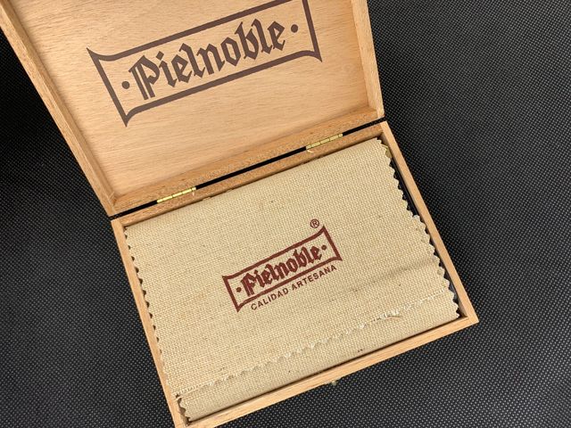 Billetera PIELNOBLE Completa en su Caja de Madera