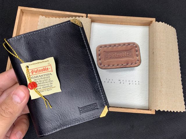 Billetera PIELNOBLE Completa en su Caja de Madera