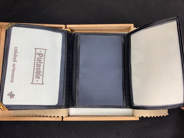 Billetera PIELNOBLE Completa en su Caja de Madera