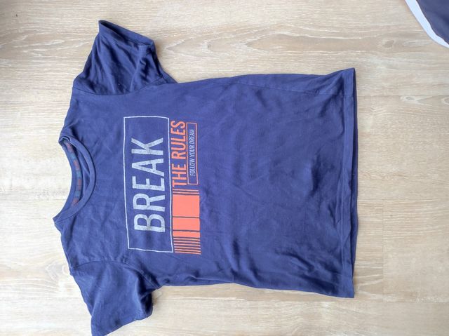 camiseta azul marino estampada. talla creo 10