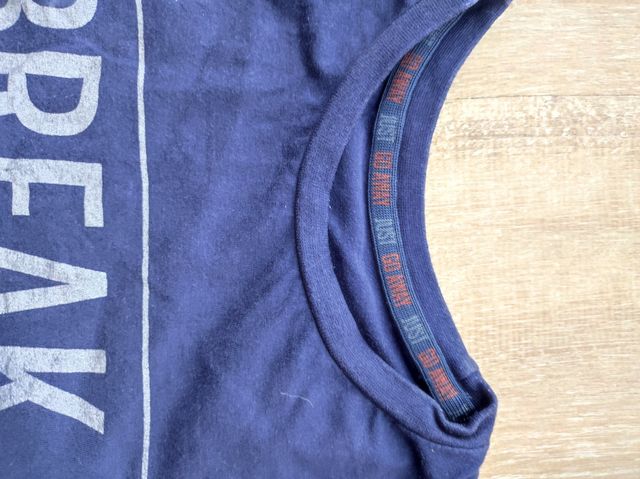 camiseta azul marino estampada. talla creo 10