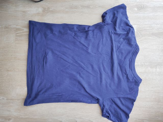 camiseta azul marino estampada. talla creo 10