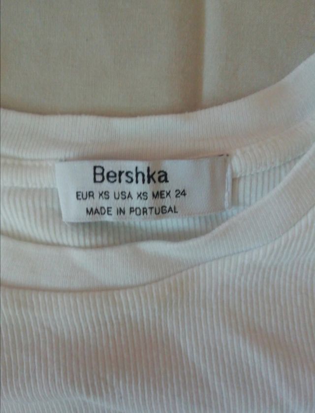 Top blanco con flores Bershka