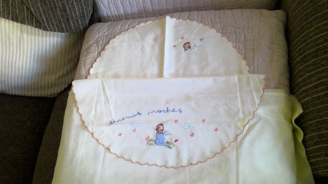 Sábana de cuna bordada a mano con almohada