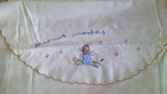 Sábana de cuna bordada a mano con almohada