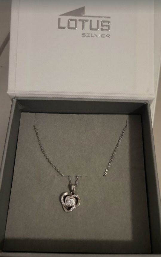 collar y colgante lotus de corazón