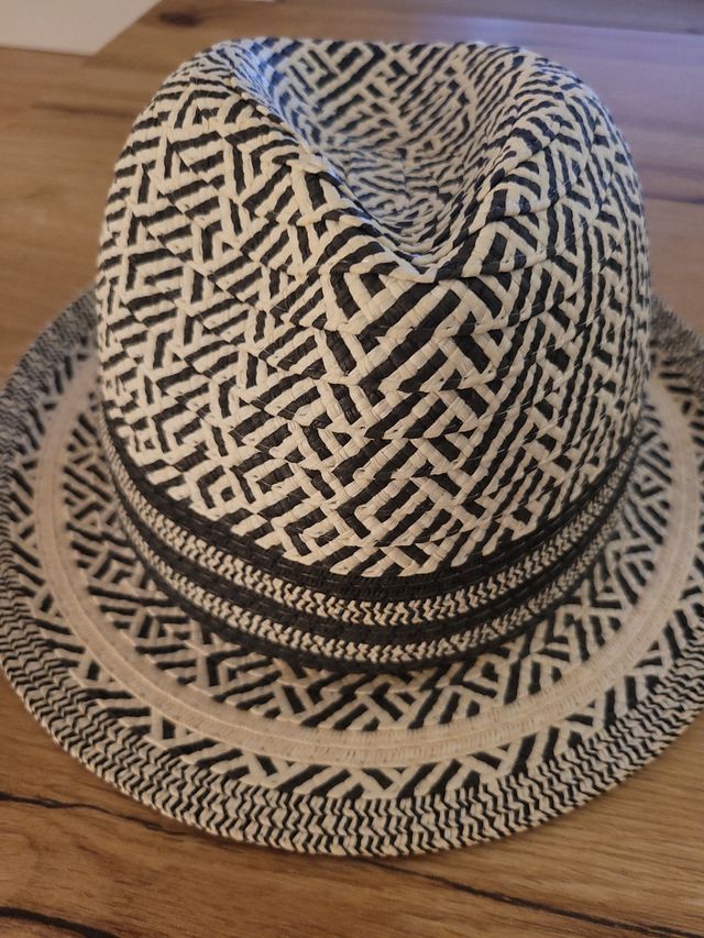 Sombrero blanco y negro