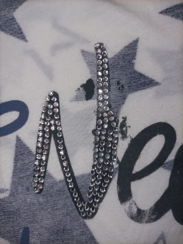 camiseta talla S con lentejuela y broche