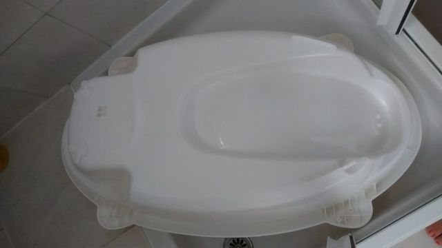 bañera blanca bebe
