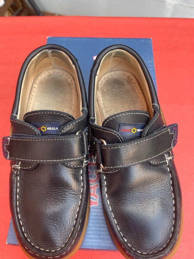 Zapatos mocasines número 33.