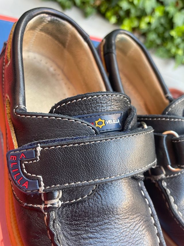 Zapatos mocasines número 33.