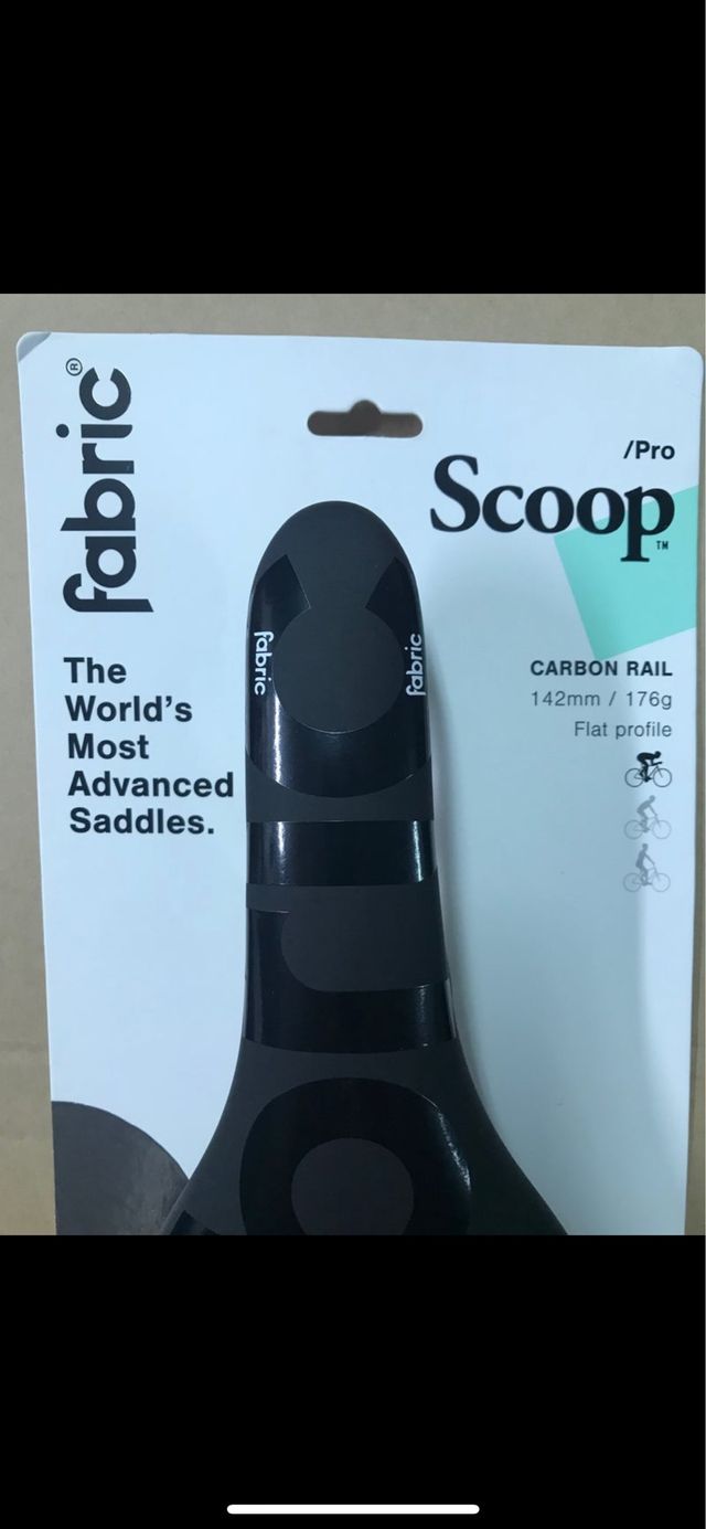 Sillín FABRIC SCOOP FLAT PRO Raíles Carbono