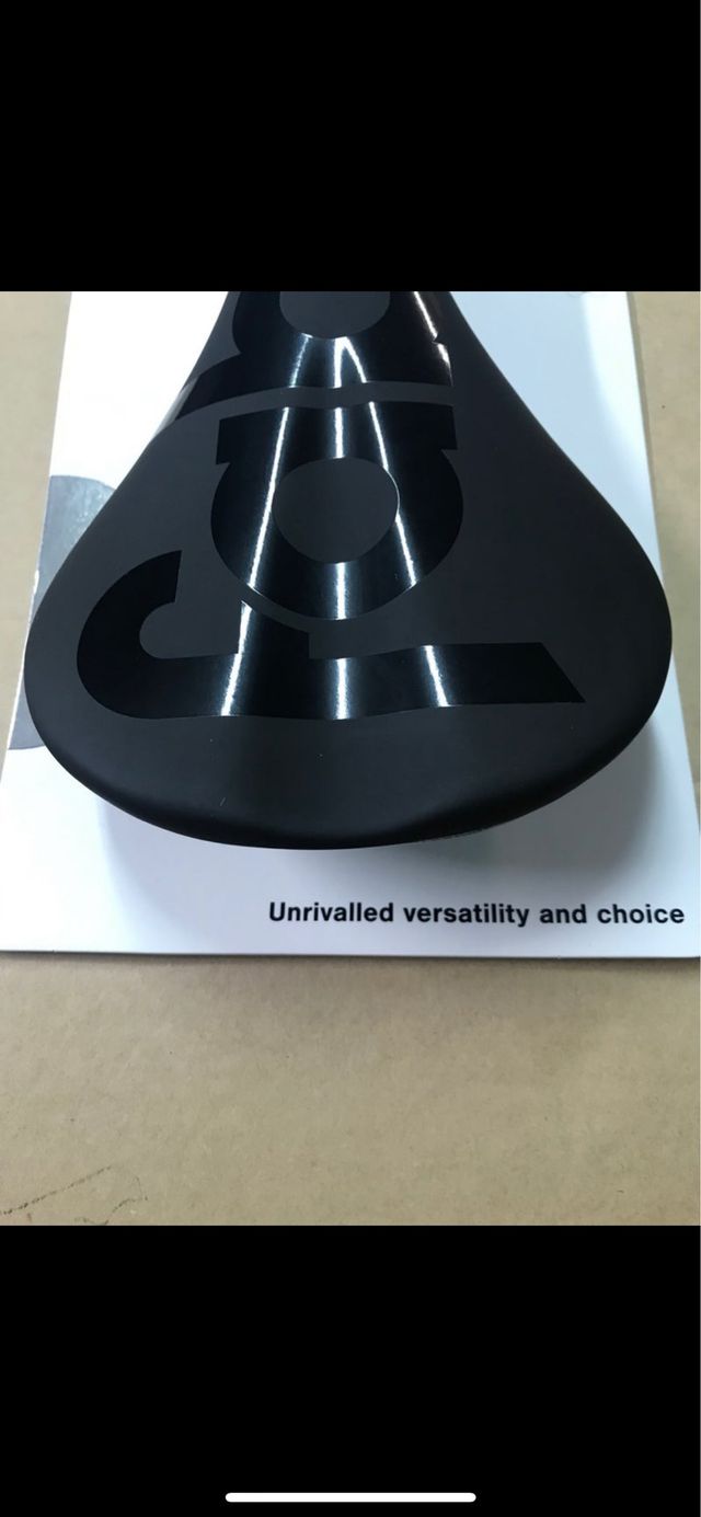 Sillín FABRIC SCOOP FLAT PRO Raíles Carbono