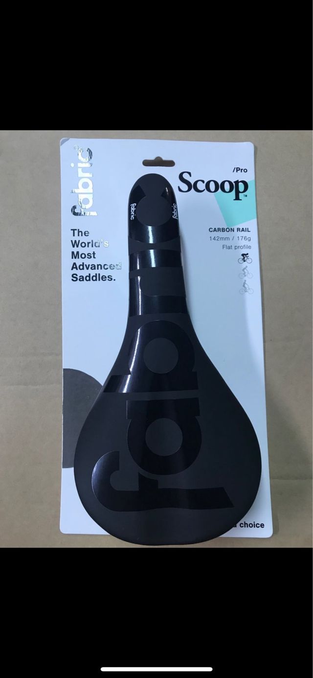 Sillín FABRIC SCOOP FLAT PRO Raíles Carbono