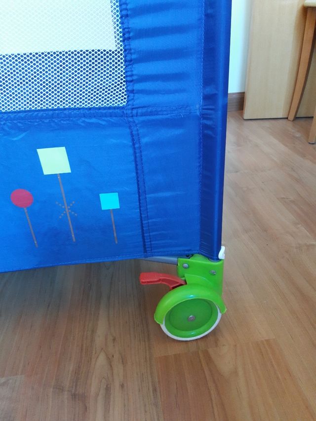 Cuna de viaje con elevador