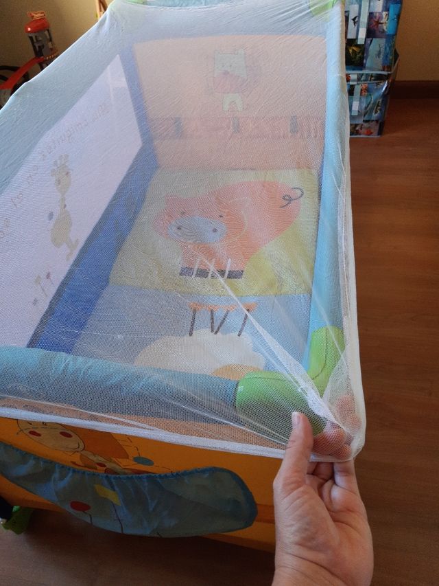 Cuna de viaje con elevador