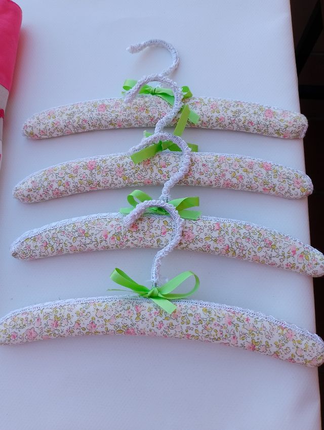 Ropa bebé mini cuna/capazo +BAÑERA ERGO y Perchas