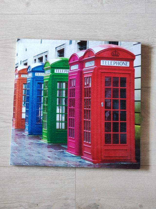 Cuadro colorido de cabinas telefónicas