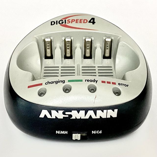 Cargador 4 pilas AA y AAA Digispeed