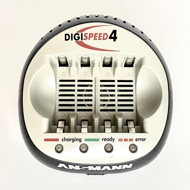 Cargador 4 pilas AA y AAA Digispeed