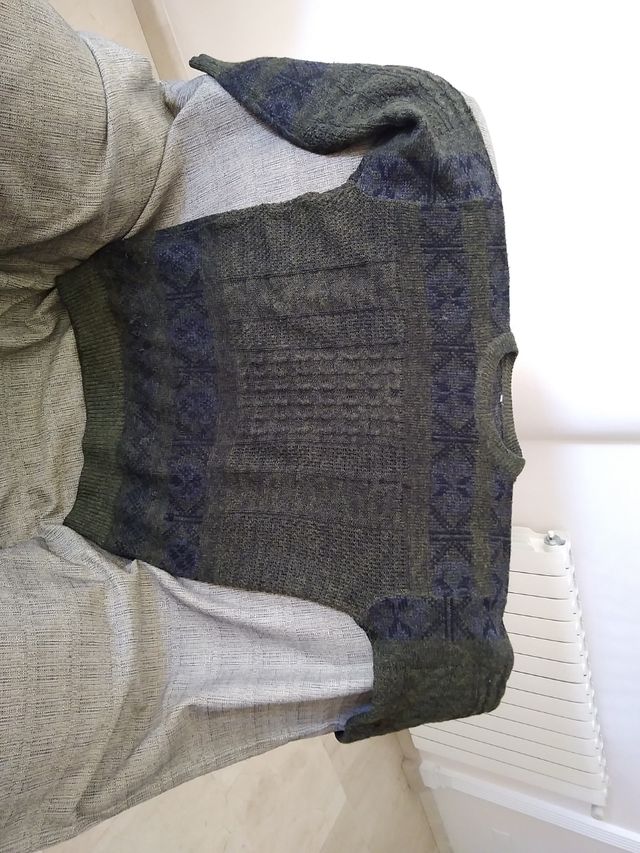 Jersey verde de  punto con cenefa