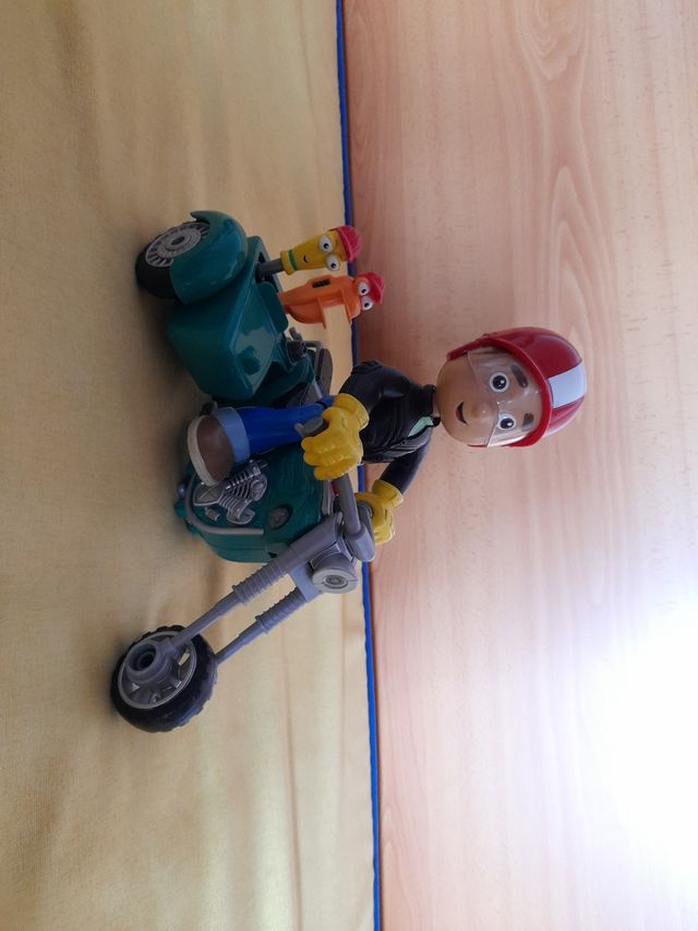 Manny Manitas en moto