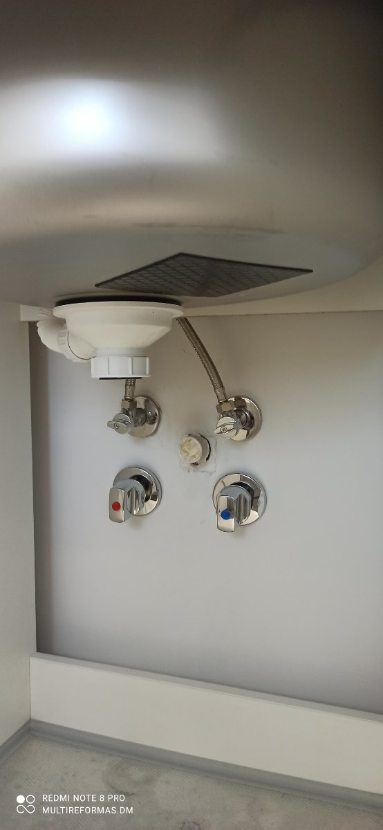 instalación Platos de ducha y muebles de Baño