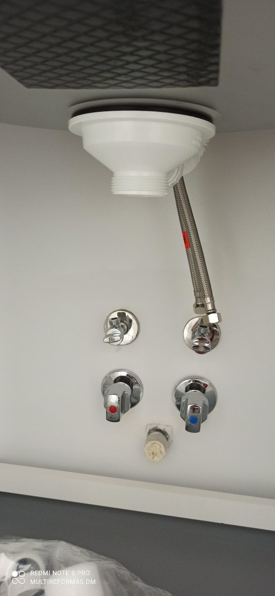 instalación Platos de ducha y muebles de Baño