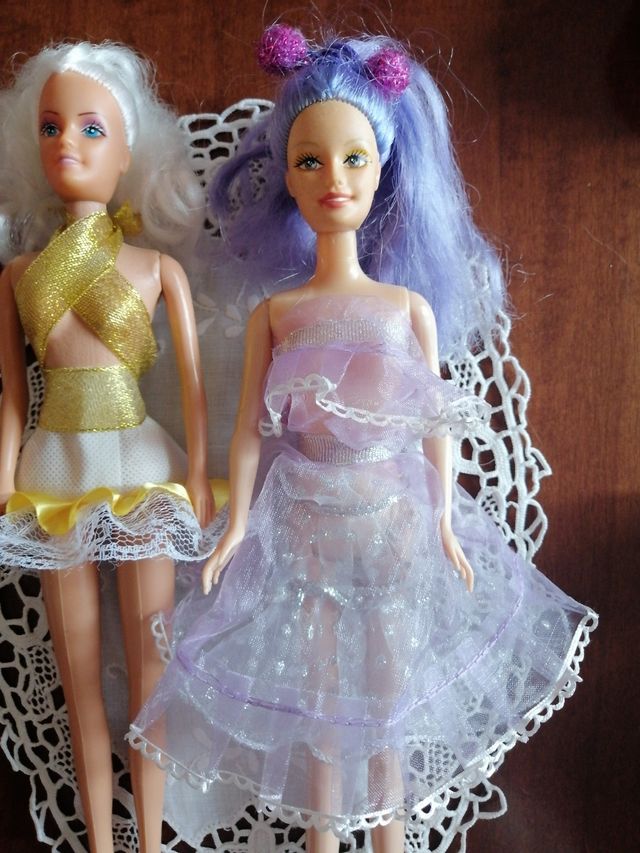 Coppia di barbie comprese di vestiti e accessori