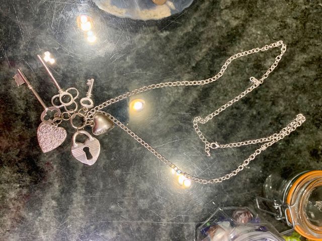 Cadena larga con colgantes