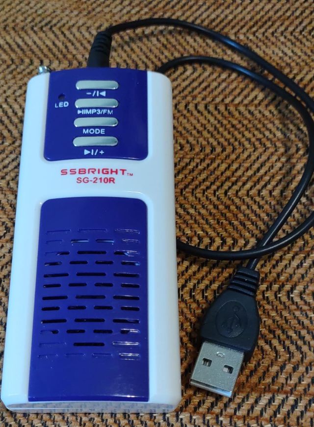 RADIO DIGITALE LETTORE MP3 CON BATTERIA CARICA USB