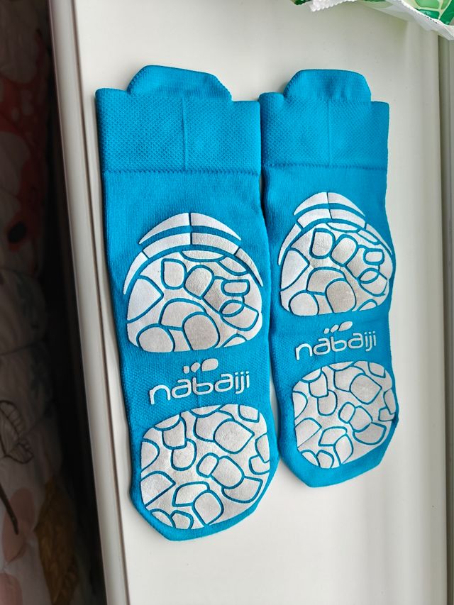 traje de neopreno rosa + calcetines