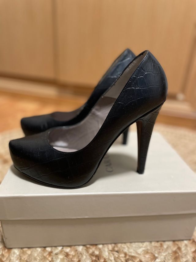 Zapatos negros de piel con tacón marca Caramelo