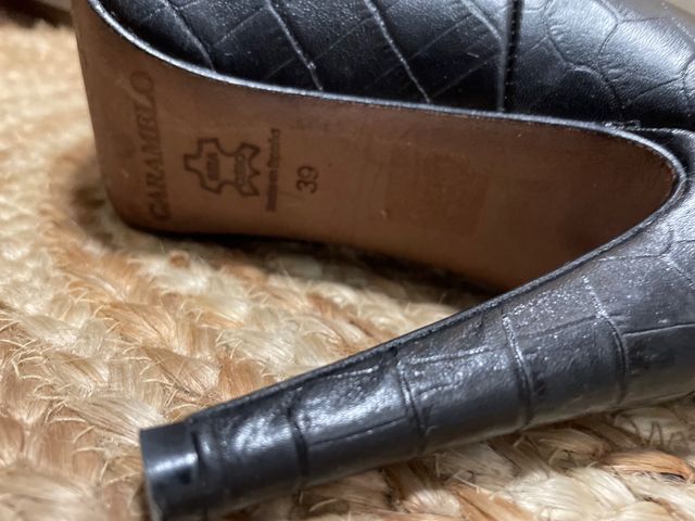 Zapatos negros de piel con tacón marca Caramelo