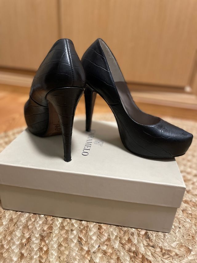 Zapatos negros de piel con tacón marca Caramelo