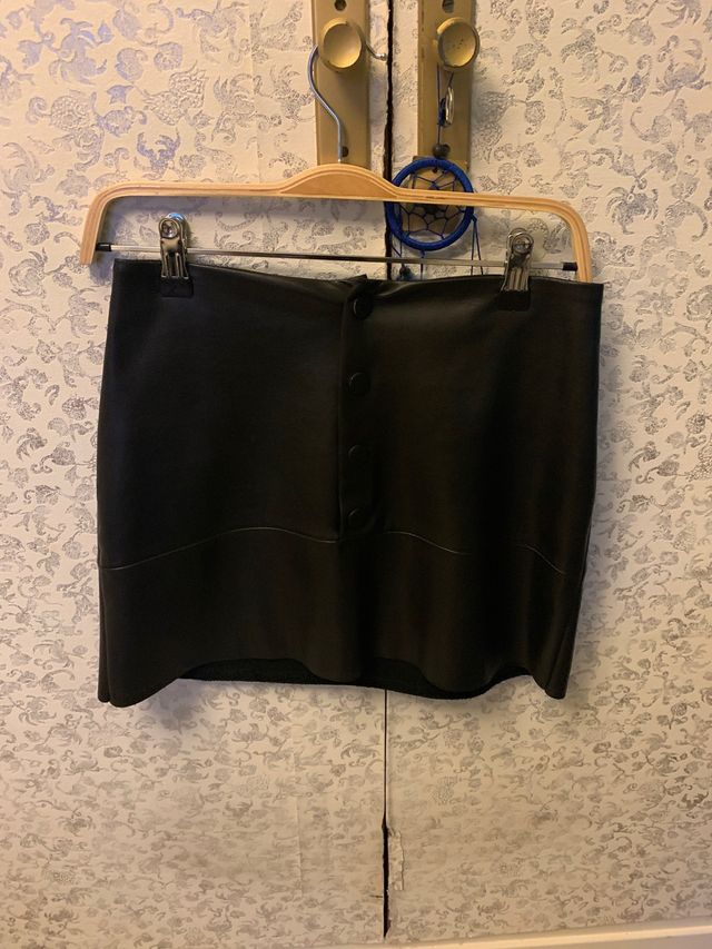 Falda cuero negra