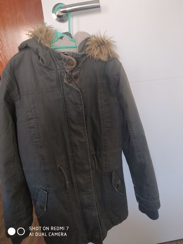 Abrigo caqui con capucha pelo