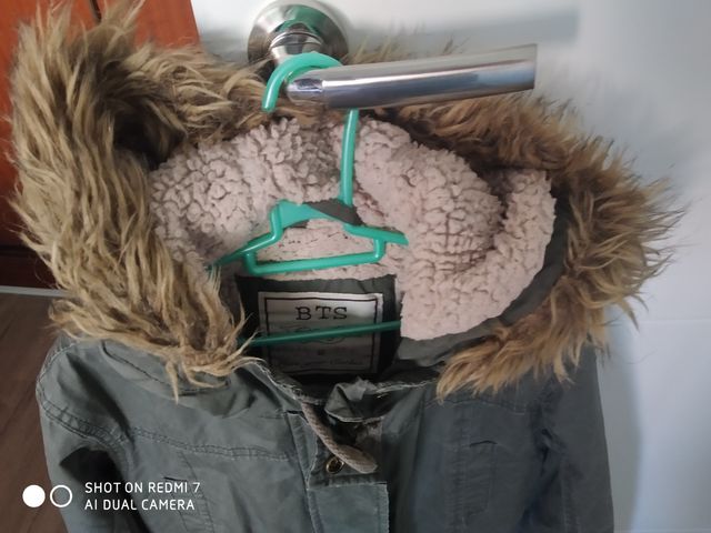 Abrigo caqui con capucha pelo