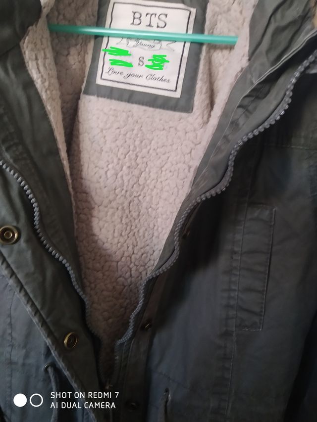 Abrigo caqui con capucha pelo