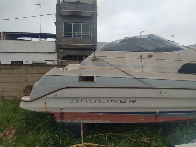 Barco Bayliner 2255 sin motor, el casco completo