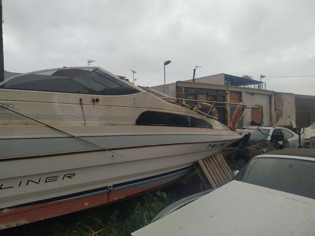 Barco Bayliner 2255 sin motor, el casco completo