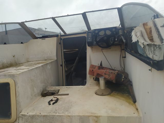 Barco Bayliner 2255 sin motor, el casco completo