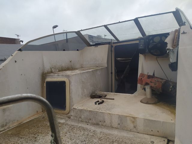 Barco Bayliner 2255 sin motor, el casco completo