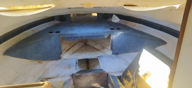 Barco Bayliner 2255 sin motor, el casco completo