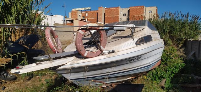 Barco Bayliner 2255 sin motor, el casco completo