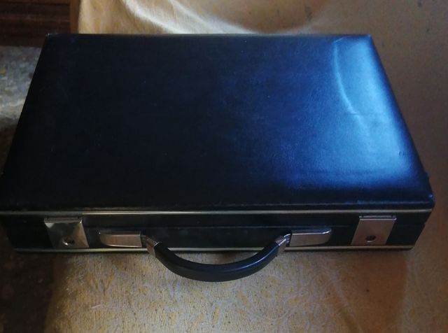 Maletin de cuero negro