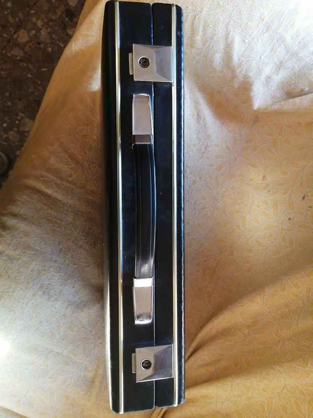 Maletin de cuero negro