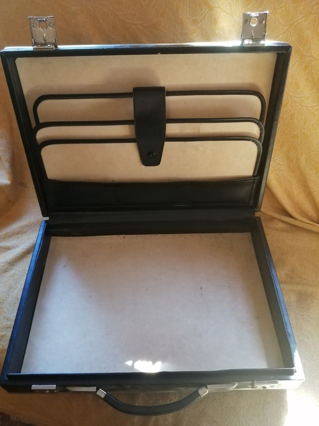 Maletin de cuero negro